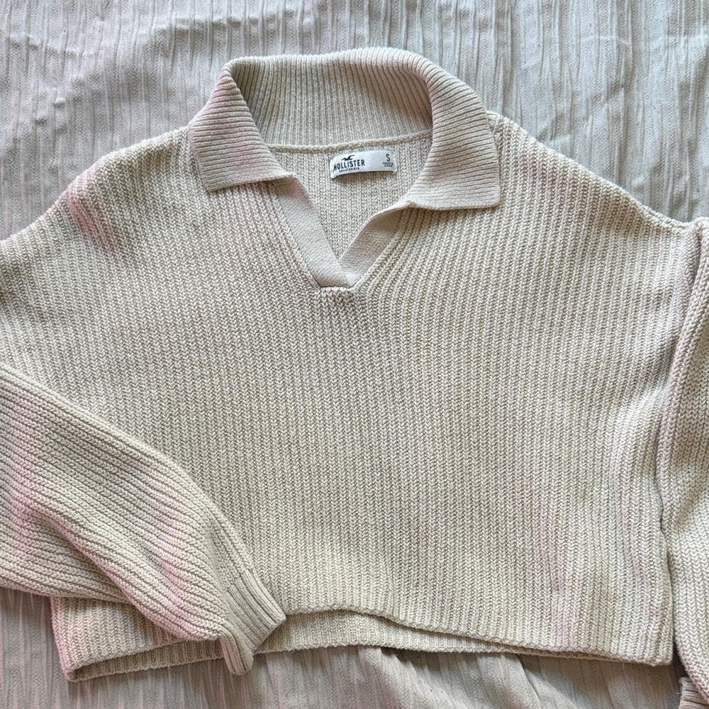 Hollister Women's V-Neck Cream Sweater